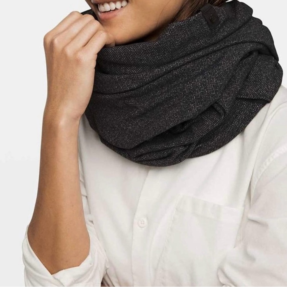 LULULEMON Infinity Scarf